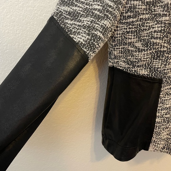 Jessica Simpson zip up jacket, knit. Black and white two toned size large - Picture 4 of 7